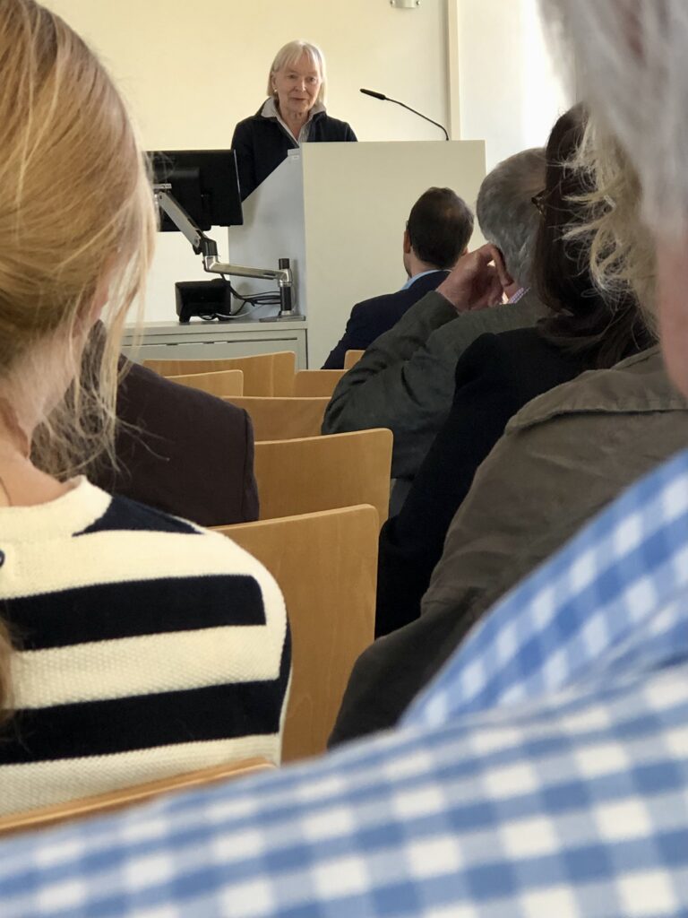 Frau von Soden liest zur Ausstellungseröffnung